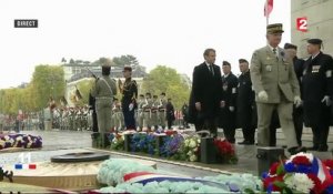 Commémorations du 11-Novembre : Emmanuel Macron ravive la flamme sur la tombe du soldat inconnu