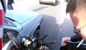 Un motard se mange une portière dans un bouchon