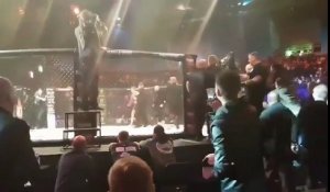 Conor McGregor s'en prend à l'arbitre d'un autre match de freefight en sautant dans une cage !