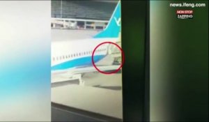 Une hôtesse de l'air chute lourdement de la porte d'un avion (vidéo)