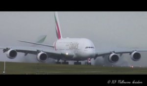 L'impressionnante vague créée par l'Airbus A380 à l'atterrissage sous la pluie !