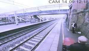 Une femme héroïque sauve un homme à bout qui tente de sauter sous un train
