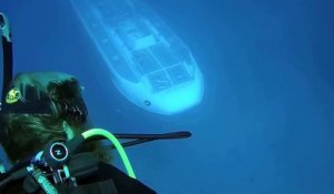 Un plongeur film un sous-marin passer juste sous ses pieds!