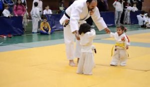 Premier combat de judo entre deux petites filles