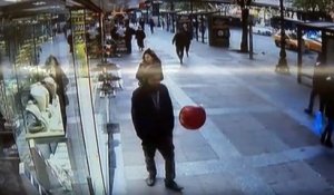 Ce débile tente un retourné acrobatique avec un ballon de baudruche en pleine rue... mais pourquoi????