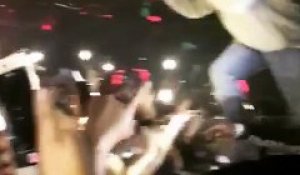 En plein concert, Drake menace un homme qui tripote des spectatrices - Regardez