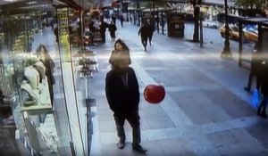 Ce débile tente un retourné acrobatique avec un ballon de baudruche en pleine rue... Mais pourquoi ?