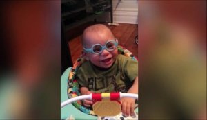 La réaction de ce bébé qui voit sa maman pour la première fois grâce à ses lunettes... Adorable
