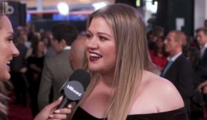 Kelly Clarkson Talks Performing With P!nk, Women Empowerment and Her New Album | 2017 AMAs