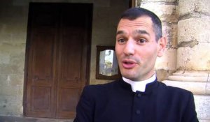Les explications de l'Abbé Bastien Romera, Vicaire de la Paroisse de Martigues.