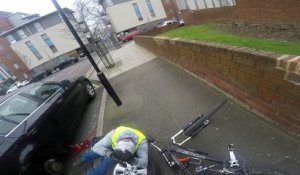 Un cycliste tombe sur un homme très énervé qui changeait sa roue
