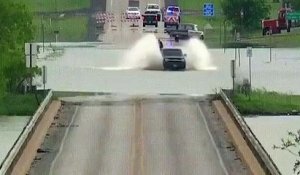 Ce conducteur tient absolument à traverser cette route inondée... Mauvaise idée