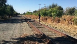 Un skateboard électrique sur chemin de fer abandonné aux Etats-unis