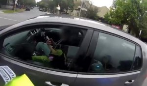 Une femme concentrée sur son téléphone ne remarque même pas le policier qui l'interpelle