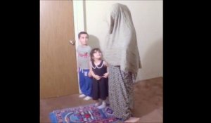 Cette maman fait une blague à ses enfants pendant une prière