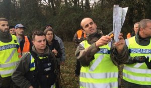 Bénévoles et gendarmes recherchent le disparu dans les environs