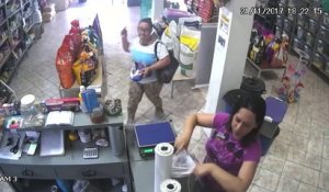 Brésil : Une femme se fait voler par un petit voleur dans une animalerie !