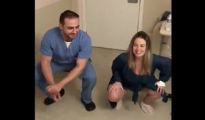 Danse d'une femme enceinte et son médecin avant l'accouchement !