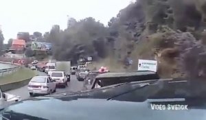 Ce camion sans frein arrache tout sur son passage en pleine descente sur l'autoroute