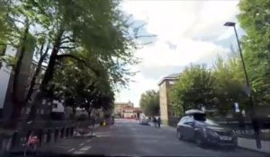 Un homme saute sur des voleurs en scooter !