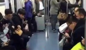 La technique d'escroc d'un homme pour trouver une place dans un métro bondé