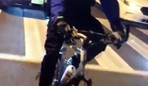 Un policier à vélo se fait ridiculiser par des quads