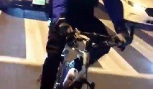 Quand un policier à vélo se fait ridiculiser par des quads : énorme chute en pleine rue