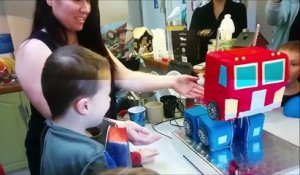 Le Gateau D Anniversaire Qu Elle A Fait A Son Fils Est Incroyable Optimus Prime Qui Se Transforme Sur Orange Videos