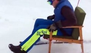 Adrénaline - Ski : Il dévale un snowpark sur un fauteuil !