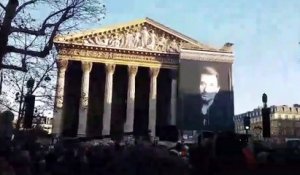 Des milliers de personnes à Paris pour rendre hommage à Johnny Hallyday