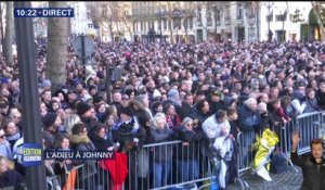 Hommage à Johnny Hallyday : une foule immense réunie à la place de la Madeleine à Paris