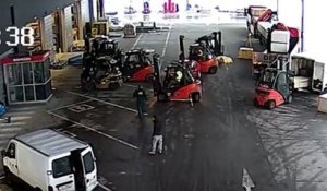 Des employés bloquent des voleurs avec des chariots élévateurs