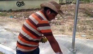 Sa technique pour couper une mangue est incroyable...