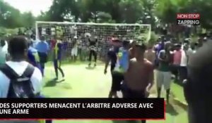 Football : Des supporters armés menacent le gardien  lors d’un penalty (Vidéo)