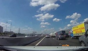 Ne jamais réparer sa voiture au bord de l'autoroute... Trop dangereux !