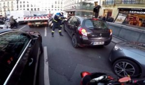 Un motard français prend en chasse une automobiliste qui fait un délit de fuite après avoir renversé un homme