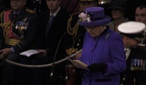 La reine inaugure le plus grand porte-avions britannique