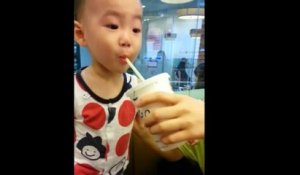 Un enfant boit du Coca-Cola pour la première fois