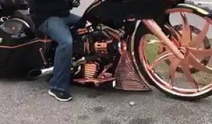La moto de ce biker est magnifique