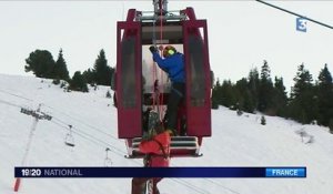 Isère : 150 skieurs évacués d'une télécabine bloquée dans une remontée