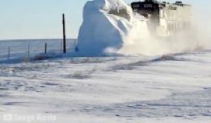 Ce train est utilisé comme chasse-neige sur les voies encombrées en hiver... Quelle puissance