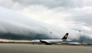 Ce Nuage apocalyptique au dessus de l'aéroport de Munich est impressionnant... Fin du monde