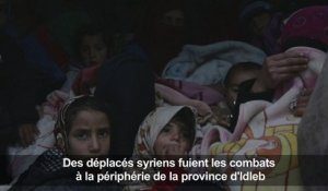 Des déplacés syriens trouvent refuge dans un camp de fortune