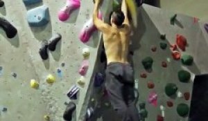 Musclé et Agile il se jette sur des murs d'escalade comme Spiderman !