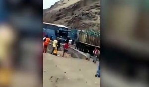 Pérou : un autocar chute dans un ravin