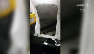 Un passager de Ryanair fatigué d'attendre s'installe sur l'aile