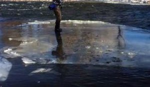 Ce pêcheur dérive sur un morceau de glace flottant sur le lac !