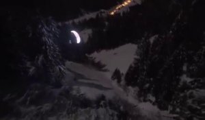 Un magnifique vol de nuit en speed riding avec un parapente lumineux au dessus de Chamonix