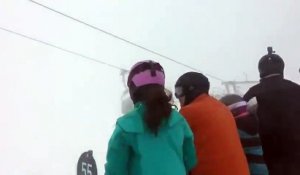 Des skieurs bloqués sur un télésiège se font malmener en pleine tempête
