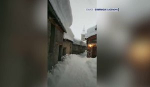 Difficile de marcher dans les rues de Bonneval-sur-Arc où l'on s'enfonce dans la neige